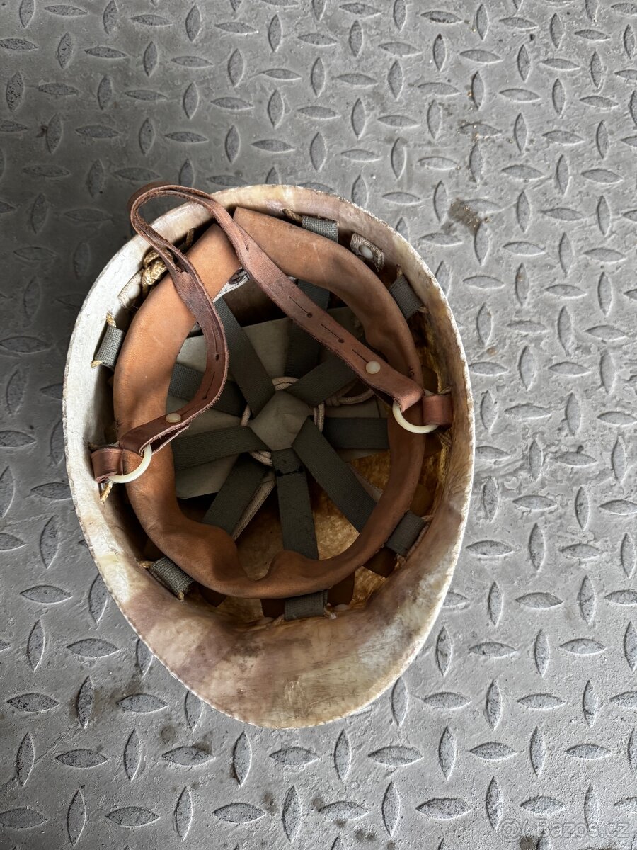 pracovní ochrannou helmu z druhé poloviny 20. století