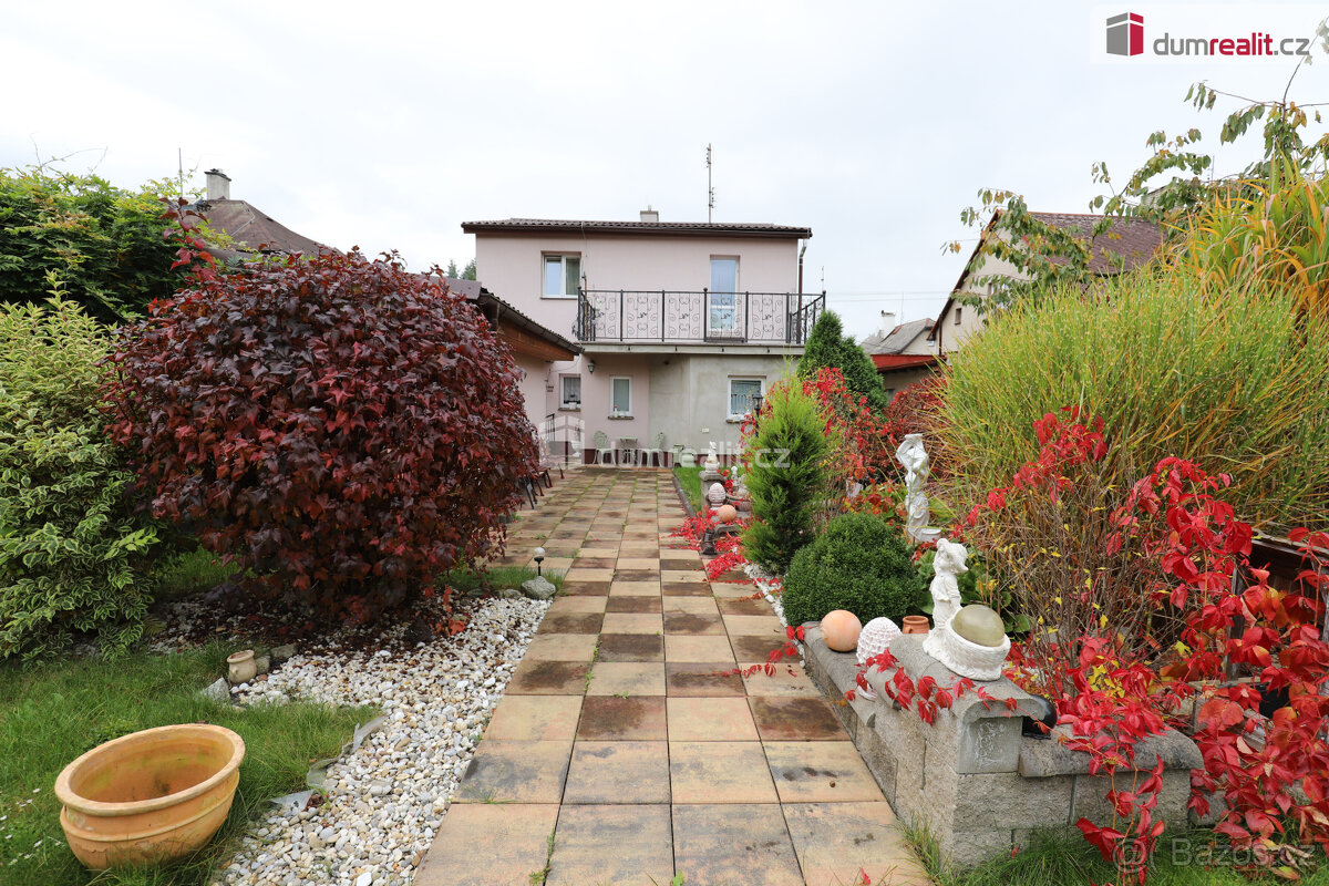 Rodinný dům 5+1 s krásnou zahradou, zahradní besedou, venkov