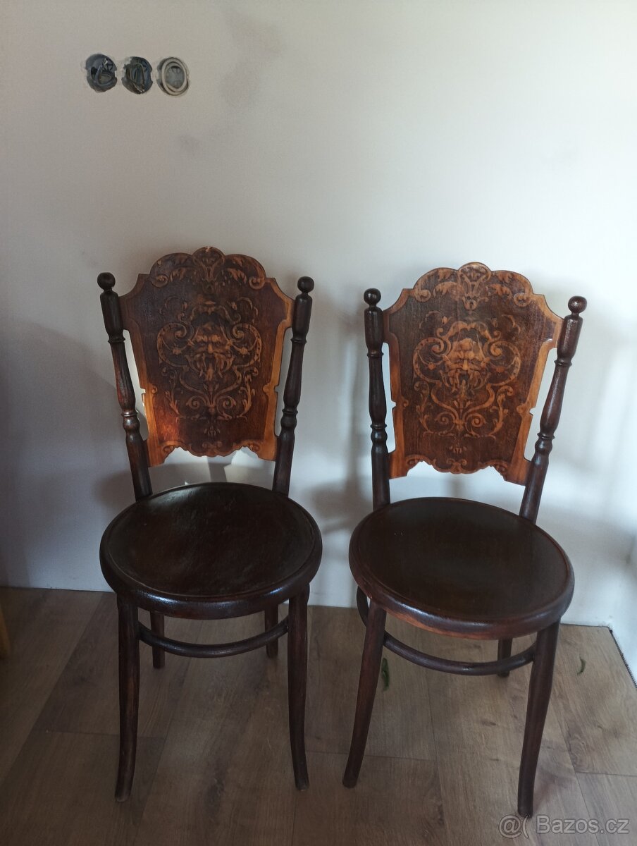 staré židle 2 ks thonet s motivem čerta