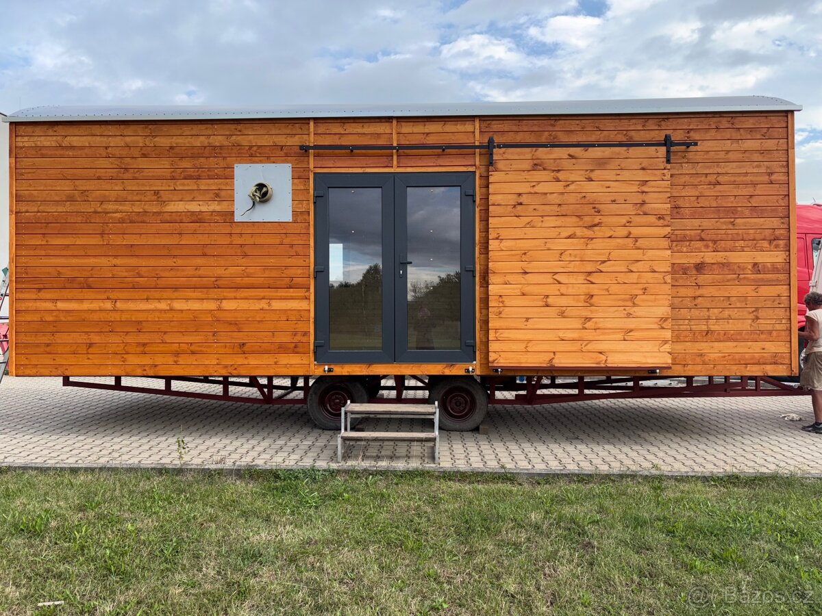 Zakázková maringotka 8×3 m – připravená k bydlení či rekreac