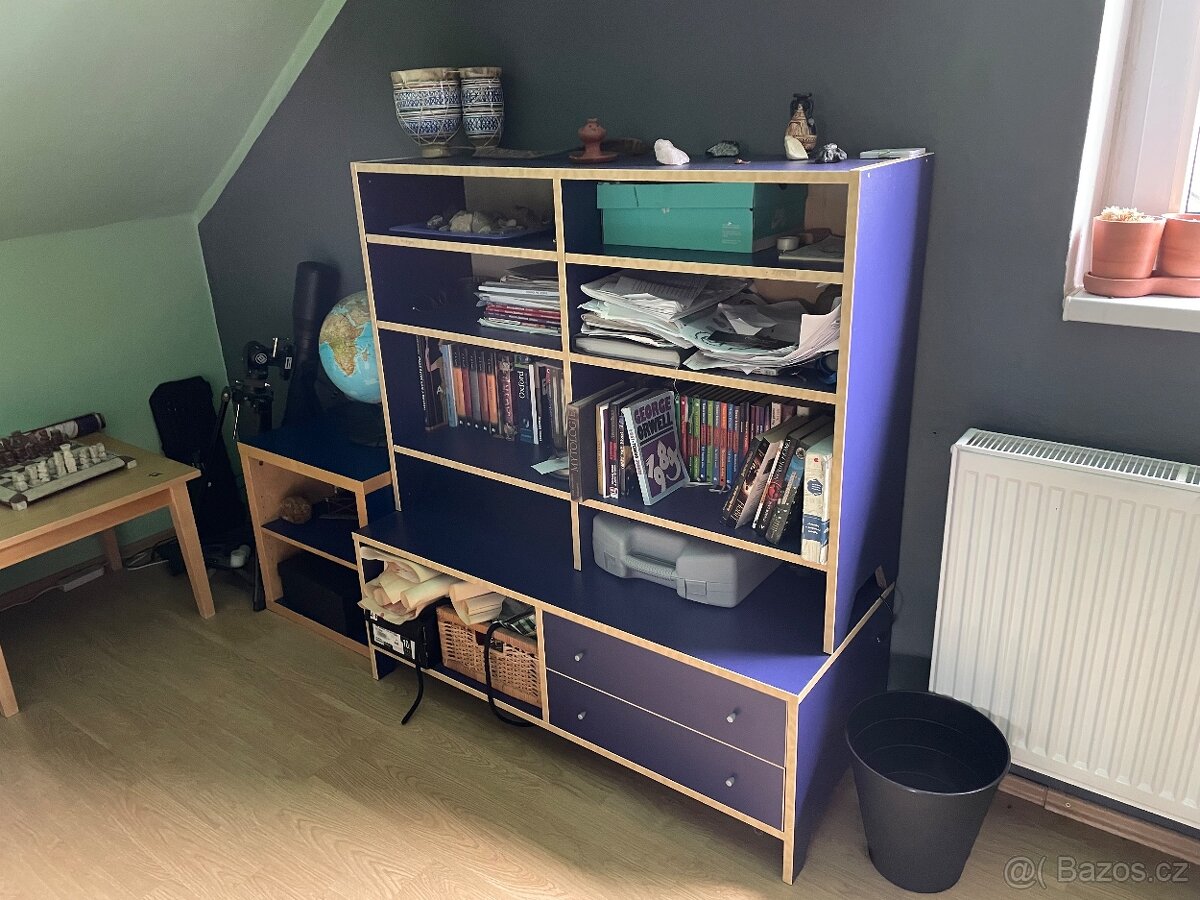 Knihovna plus stolek