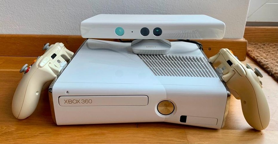 Xbox 360 White + Kinect + 2 ovladače