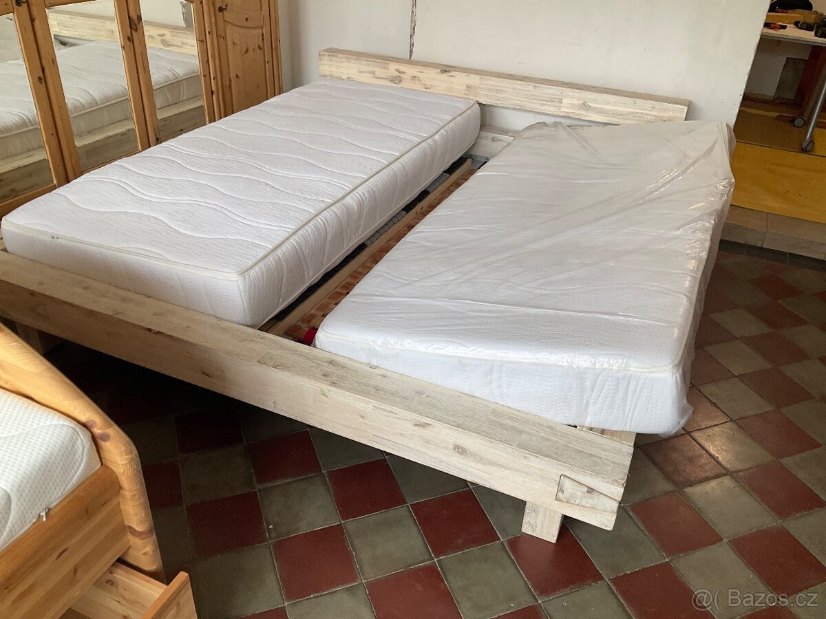 Velká manželská postel akácie Masiv
