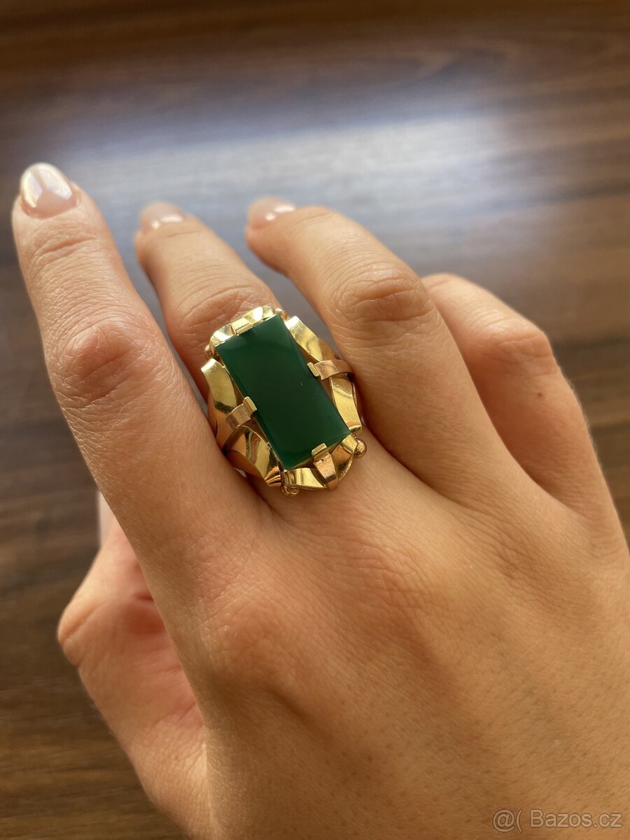 Zlatý prsten se zeleným kamenem