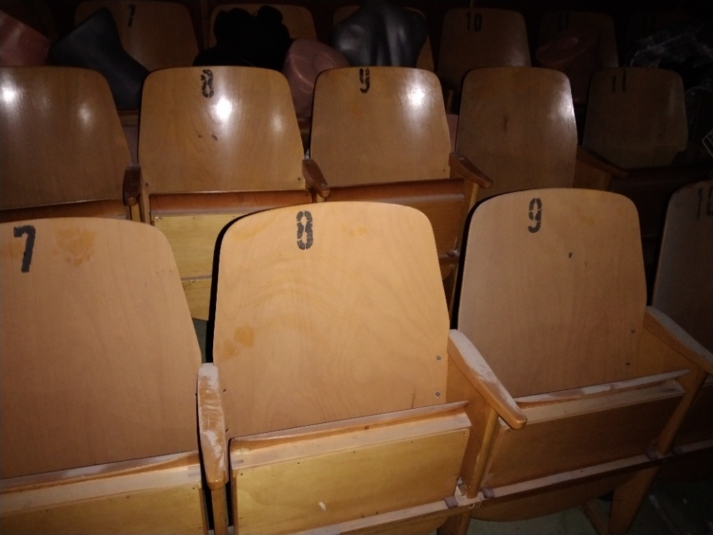 sklápěcí sedačky z kina