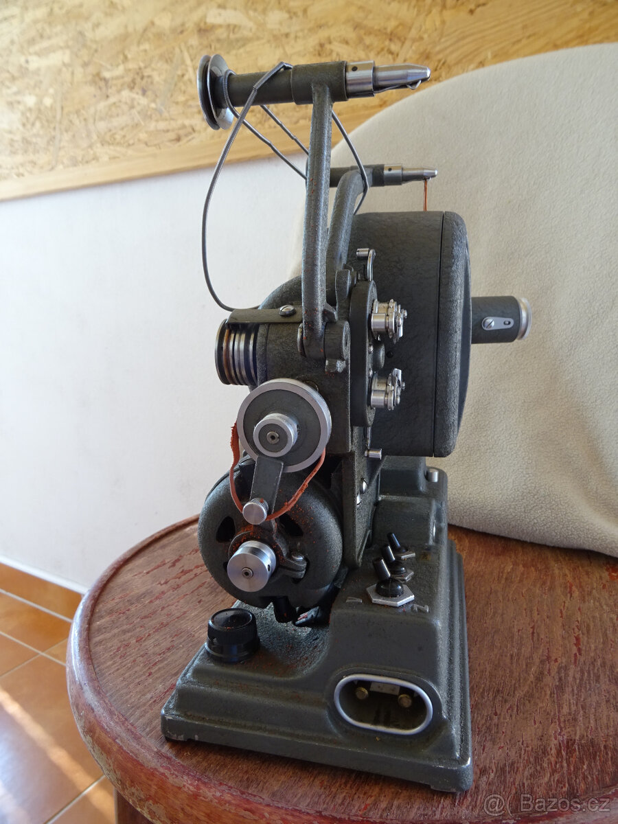 Retro Kinoprojektor OP 8 funkční