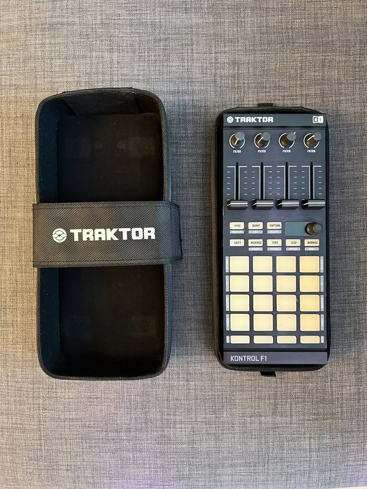 Traktor Kontrol F1 DJ Controller - výborný stav