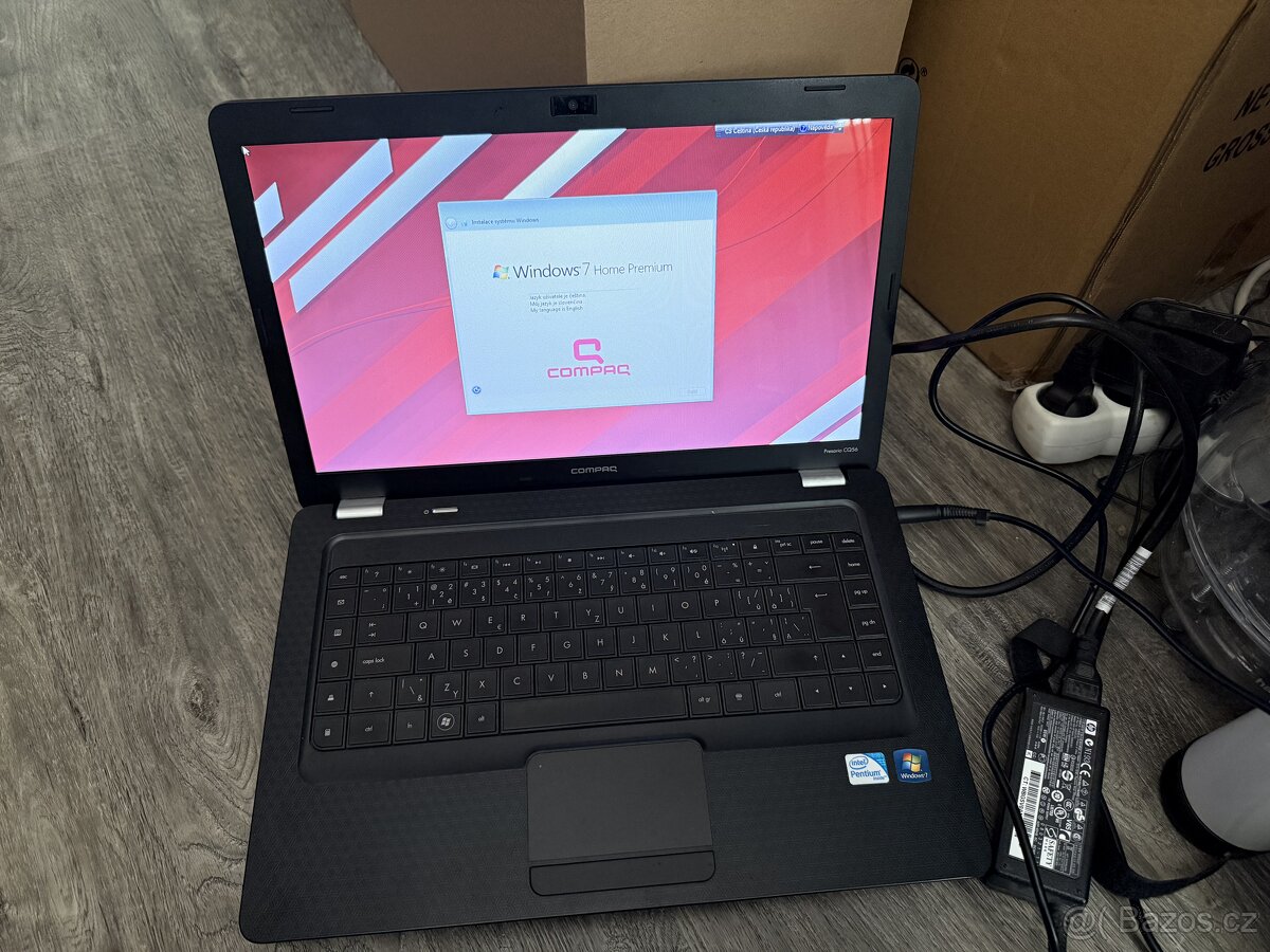Funkční notebook compaq z roku 2010/2011, uvedený