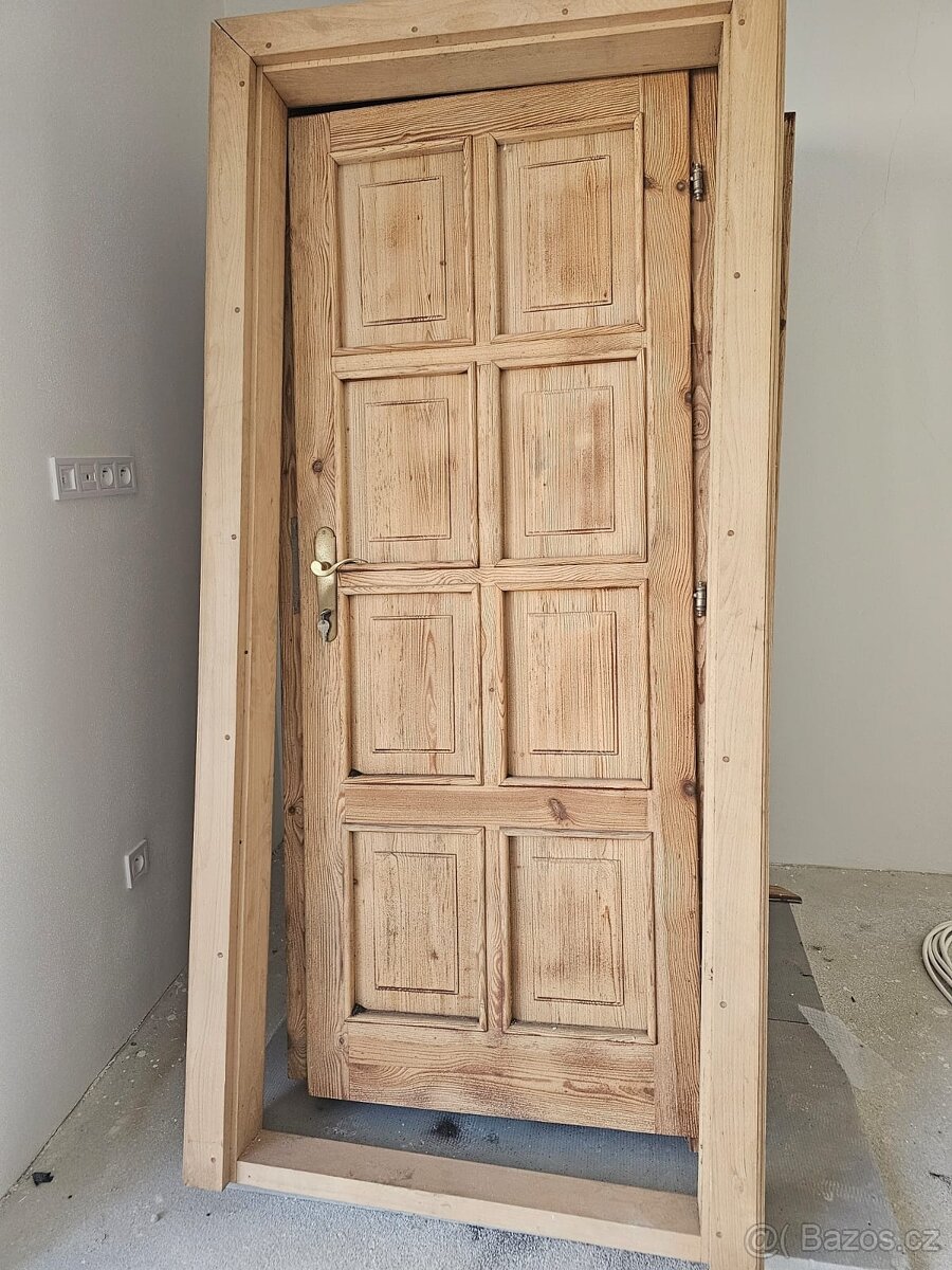Celodřevěné dveře se zárubněmi 6 ks