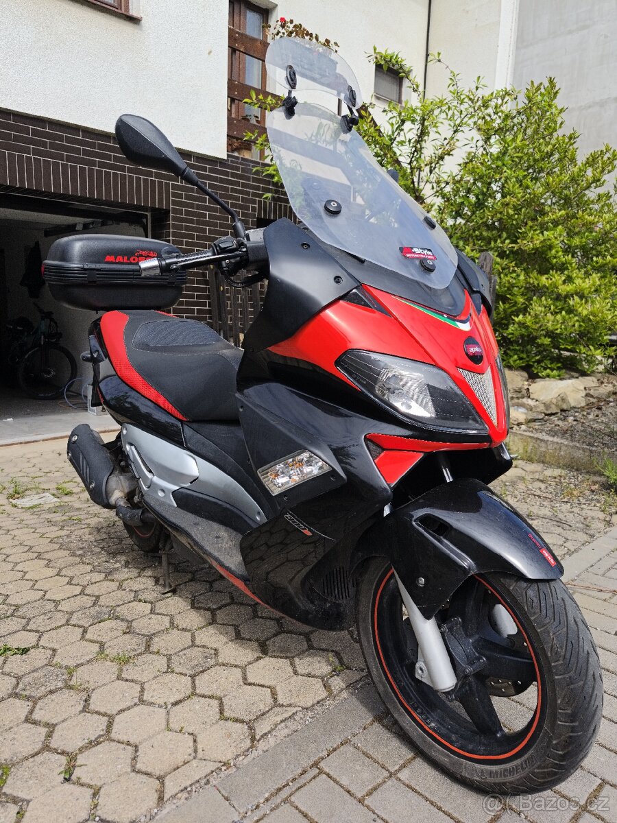 Aprilia sr Max 300 po stk,super stav