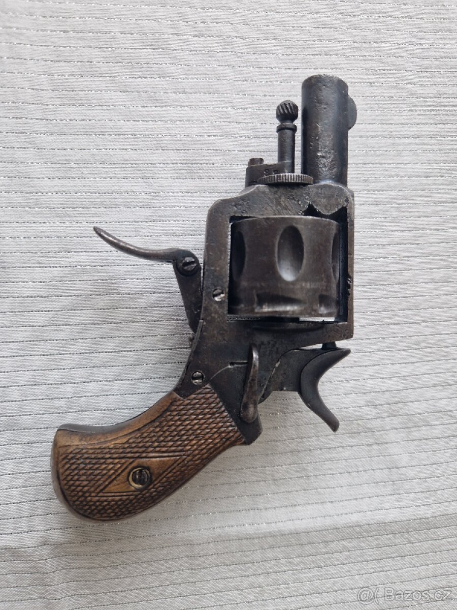 Historický revolver Bull Dog ráže 320 corto