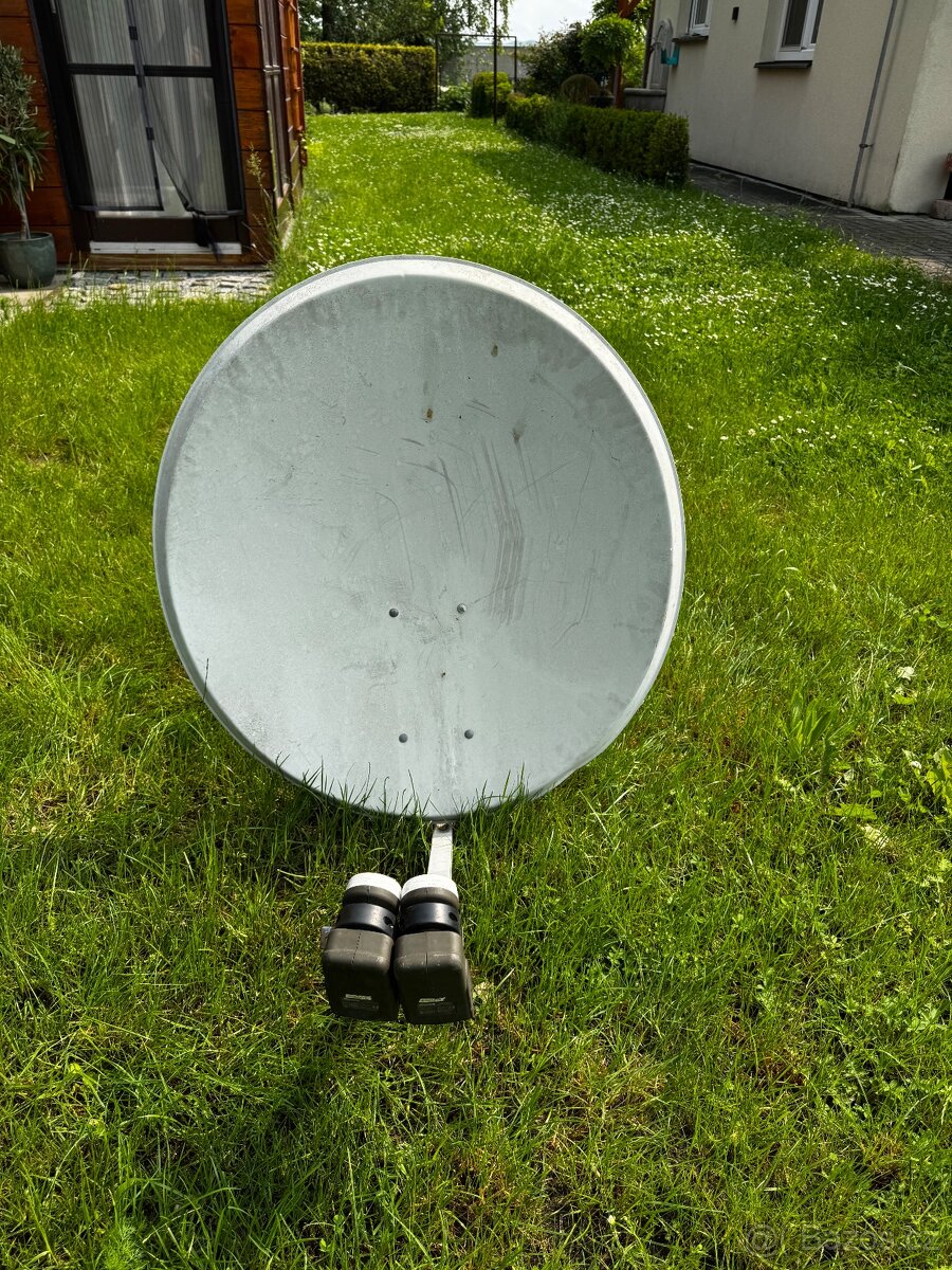 Satelitní parabola s držákem na zeď