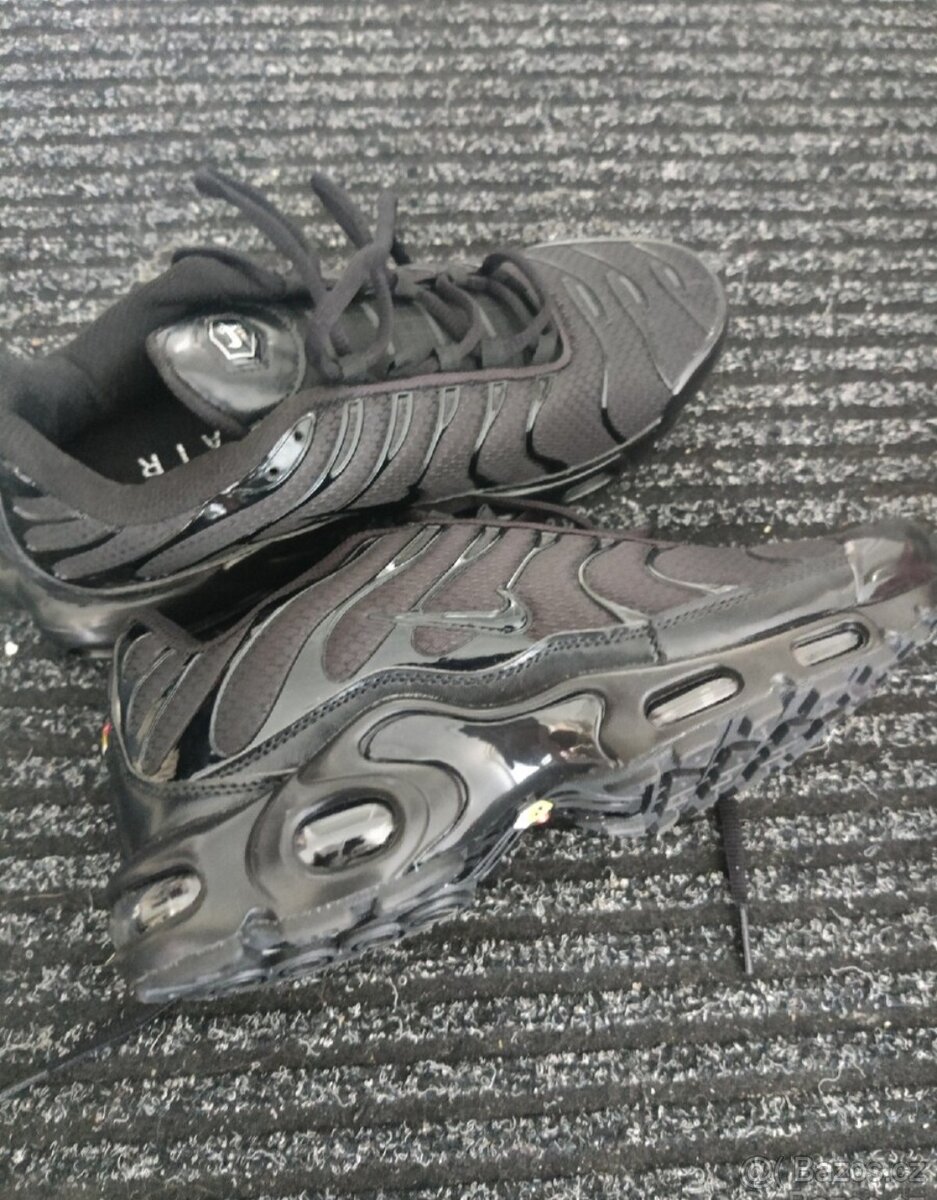 Nike Air Max Plus "Triple Black"