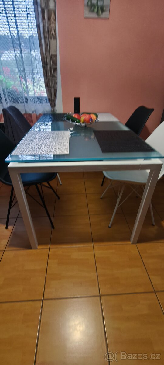 kuchyňský stůl