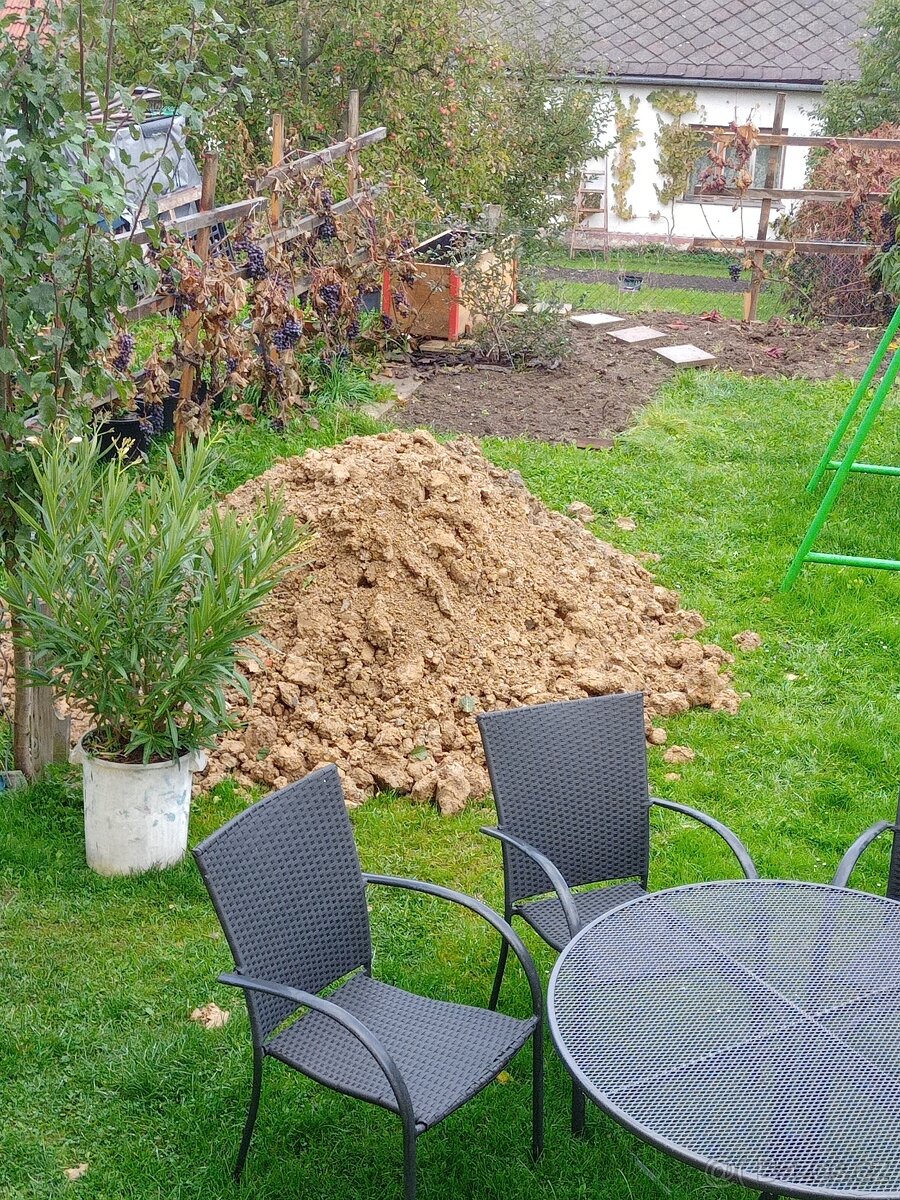 Zemina za odvoz + cihly Zábřeh