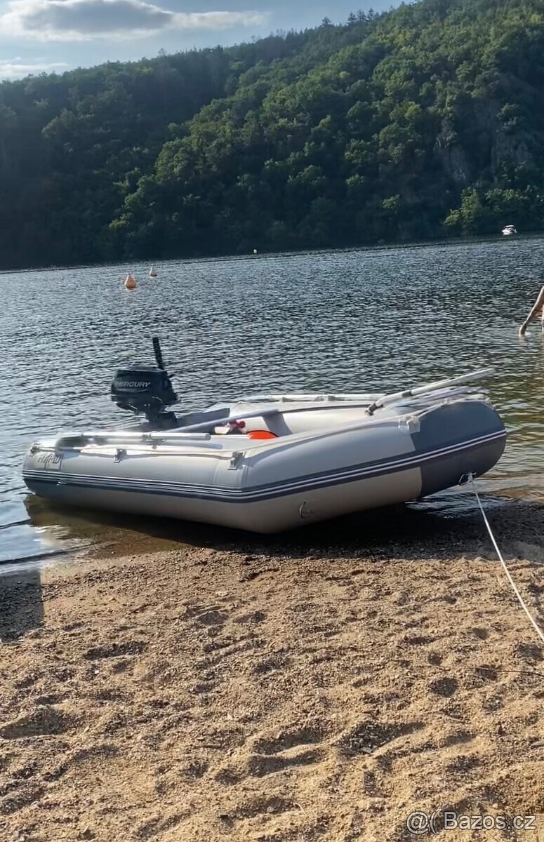 nafukovací člun s motorem