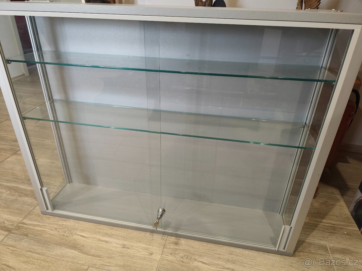 Skleněná vitrína – zamykací