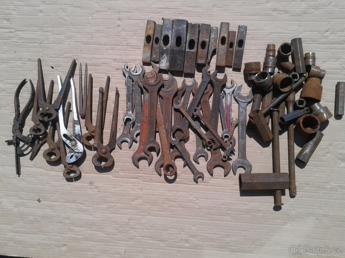 nářadí kladivo klíče