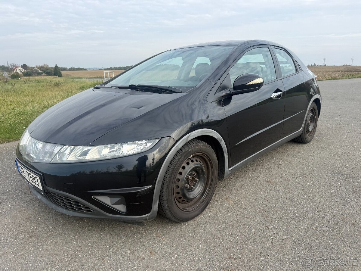 Honda Civic 1,8 VTEC 1.majitel najeto 107000 km