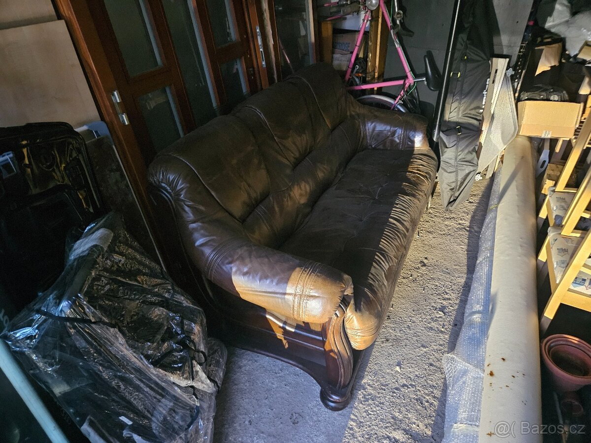 Prodám kožený gauč a dvě křesla.