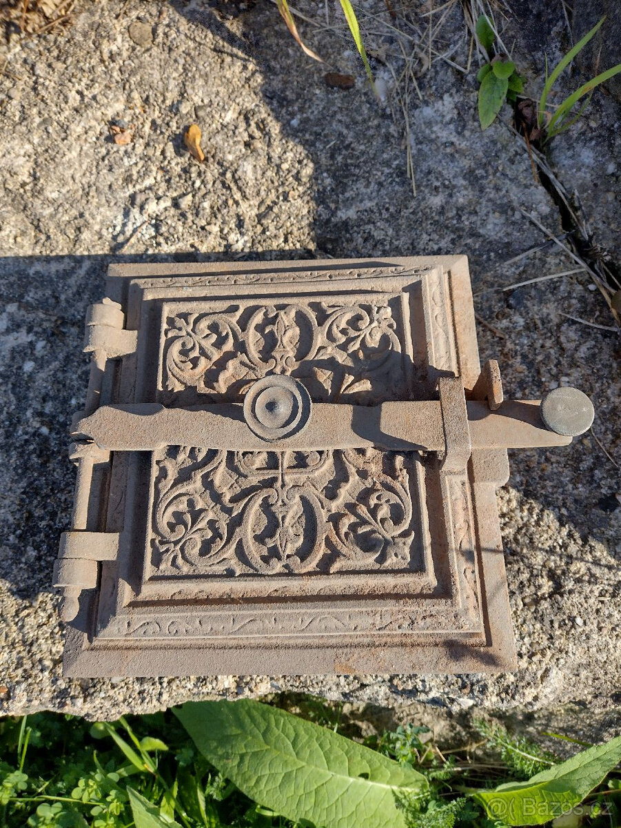 dvířka ke kachlovým kamnům