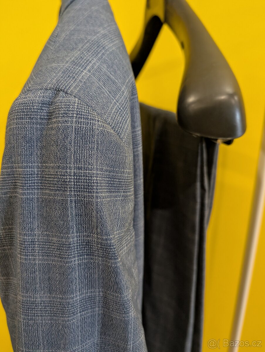 Oblek značky Lindbergh použitý