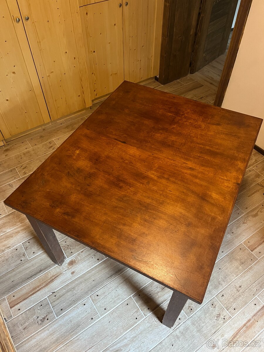 Stůl - velký a masivní