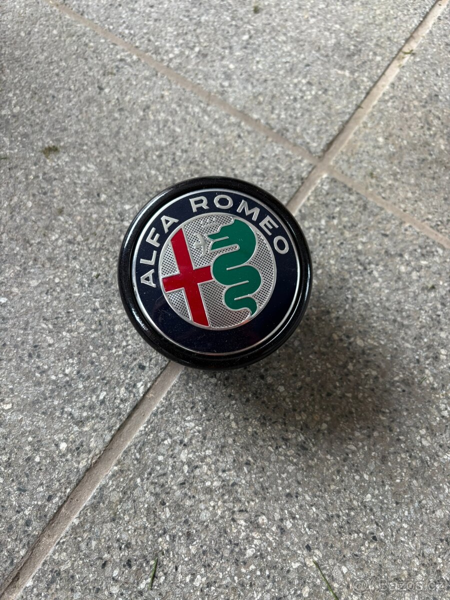 Alfa Romeo Stelvio kryt masky se znakem
