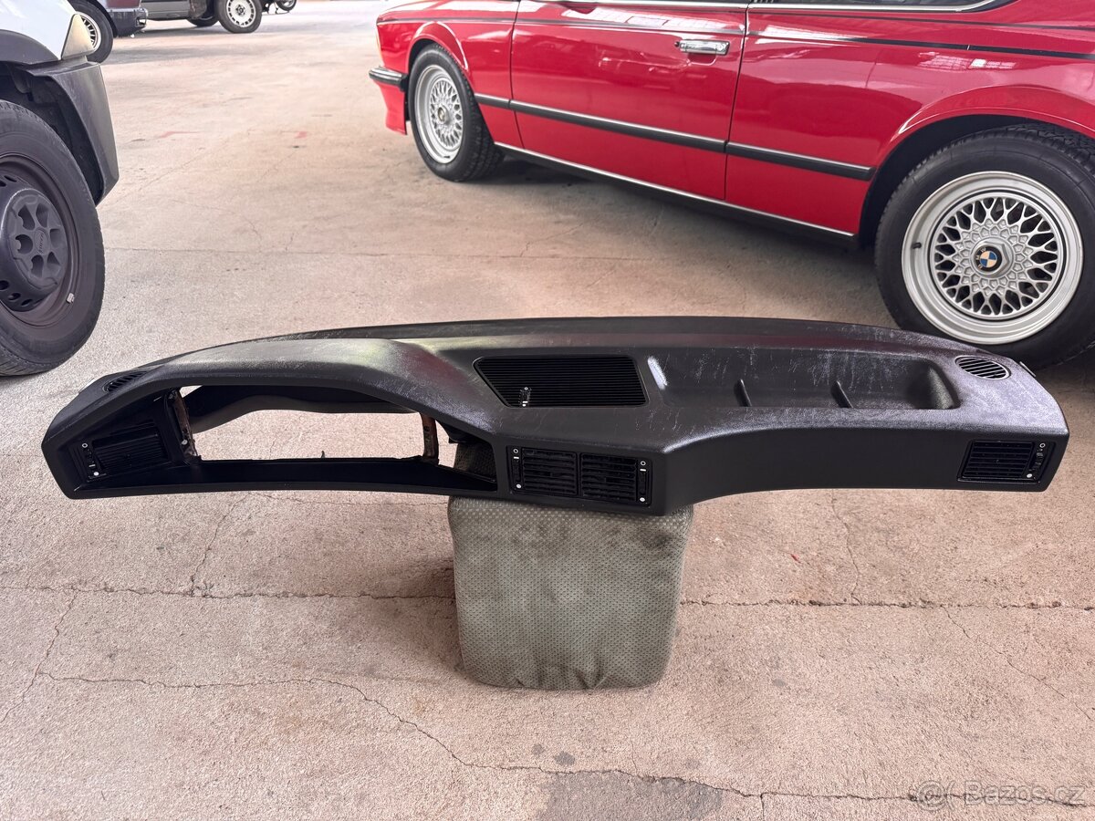 BMW E28 - palubní deska