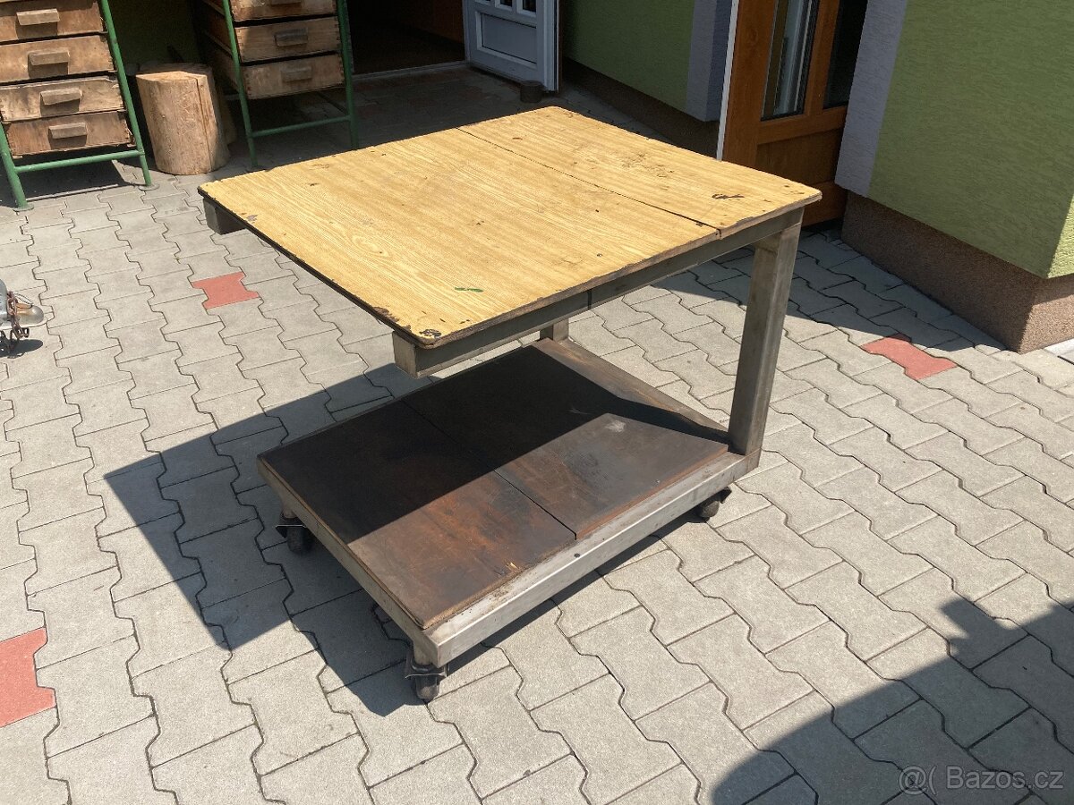 Dílenský stůl na kolečkách.  Zadáno