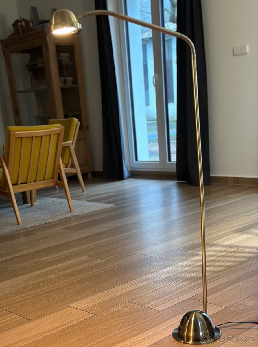 Stojací nastavitelná lampa.