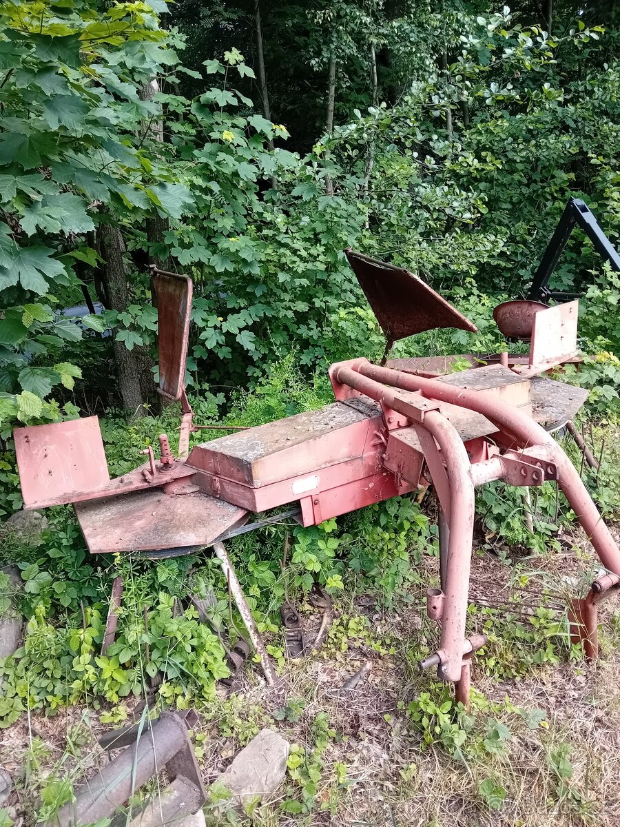 Obraceč a nahrnovač za traktor