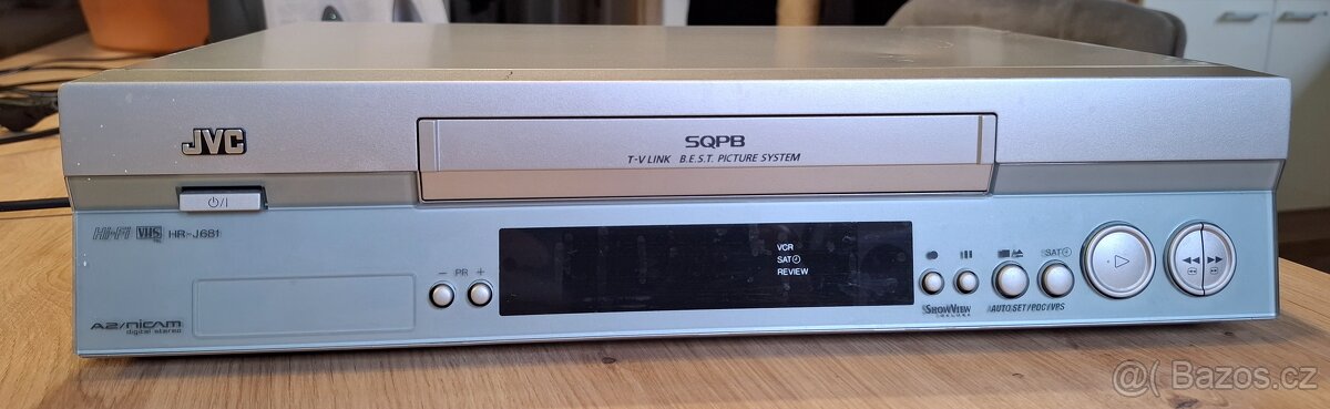 VHS videopřehrávač JVC HR-J681