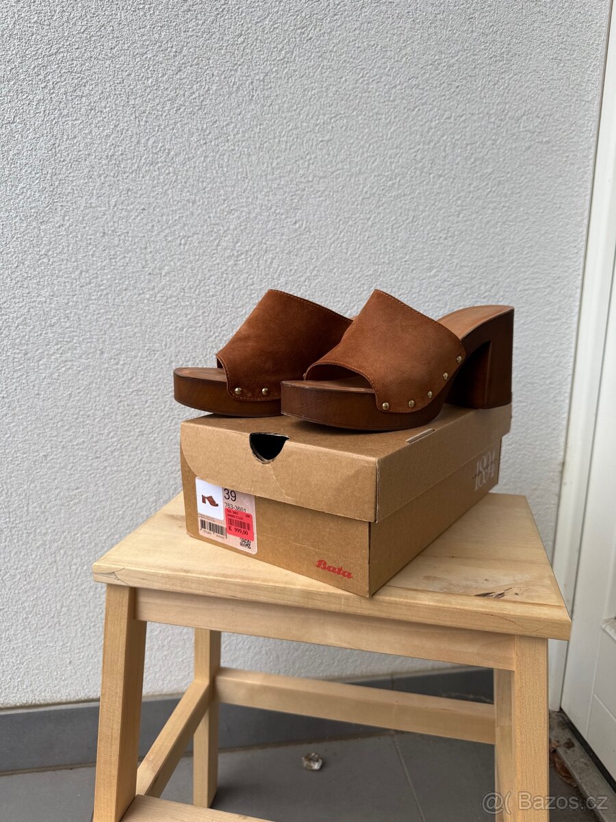 Hnědé semišové sandály od Baťa (velikost 39)
