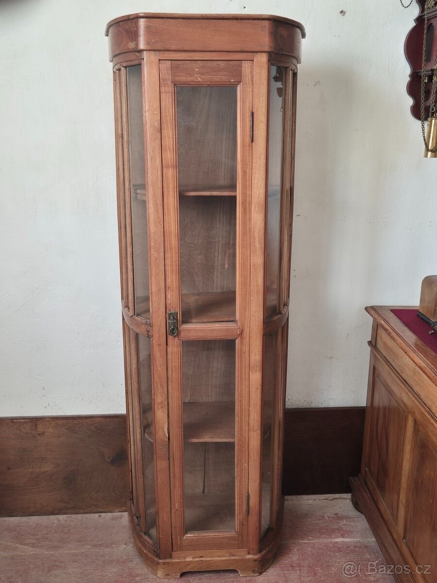 Koloniální starožitná prosklená vitrína z masivního dřeva