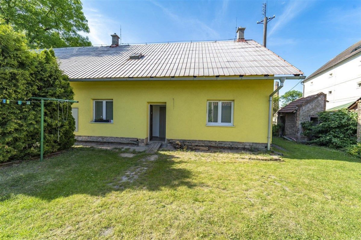 Pěčice, prodej rodinného domu 206 m2 (3 byty, sklady 2700 m2