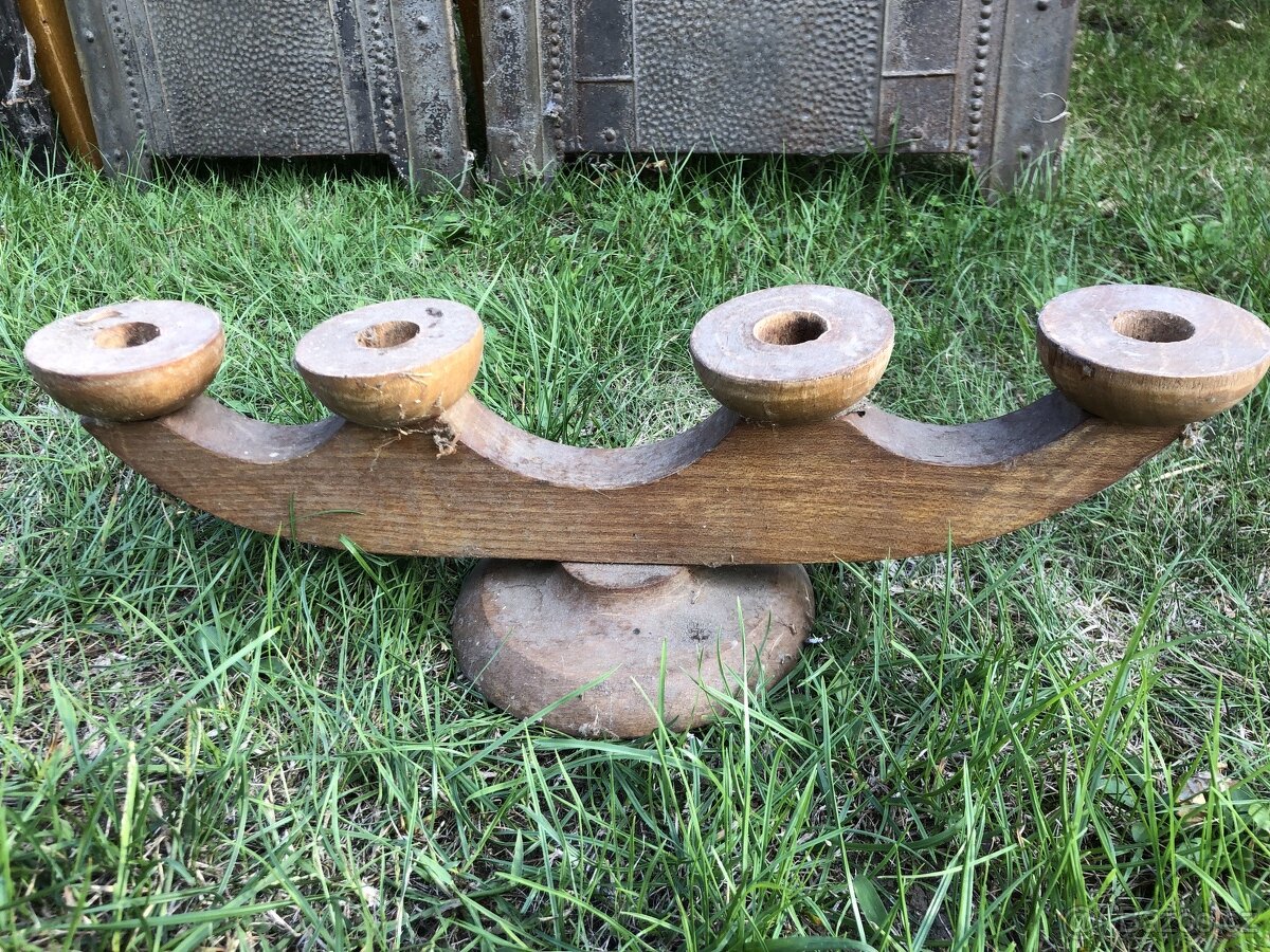 Polička, dřevěný svícen, košíky