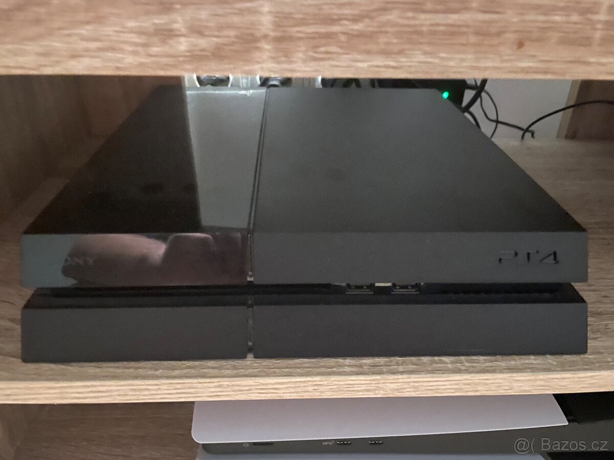 PlayStation 4 dva ovladače + hry