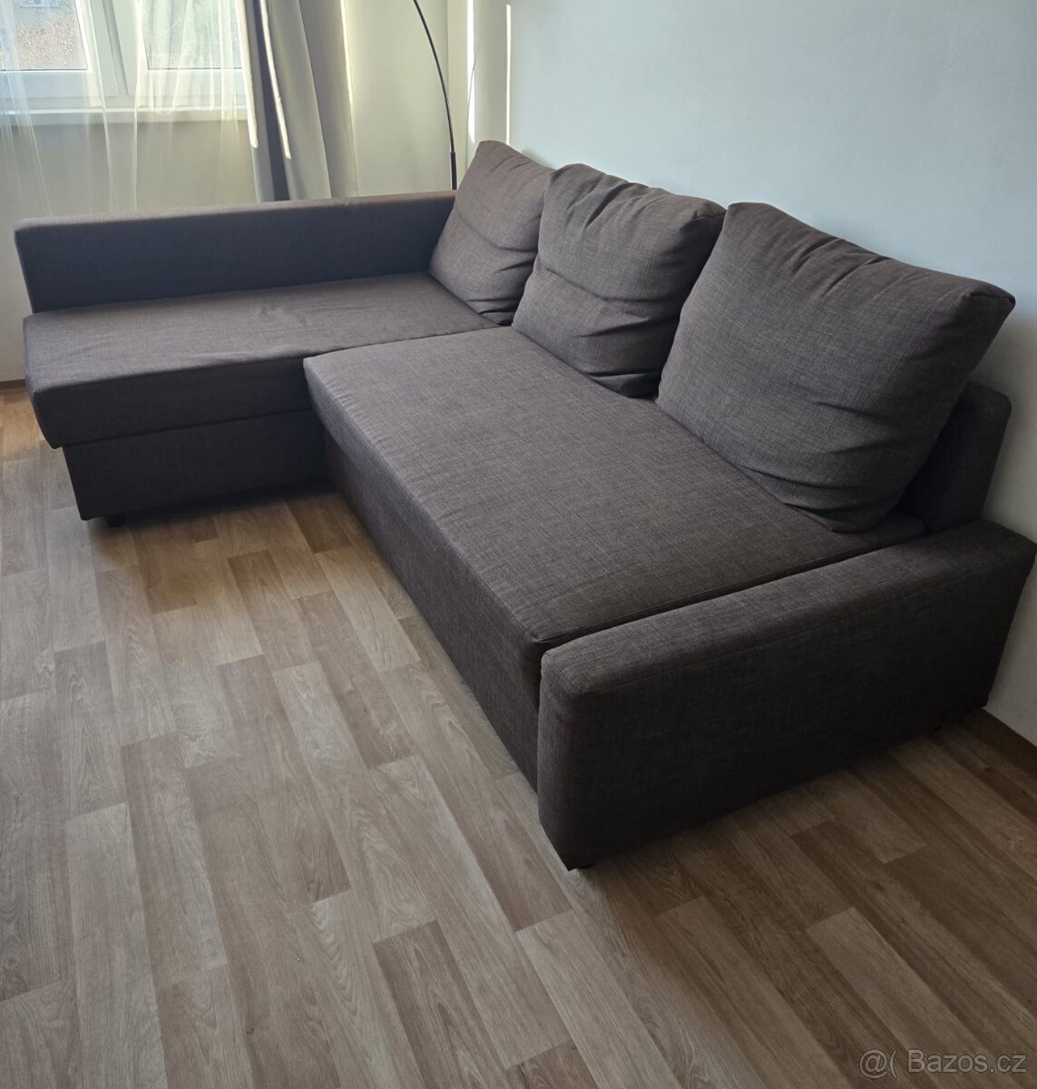 Rohová rozkládací sedačka s úložným prostorem