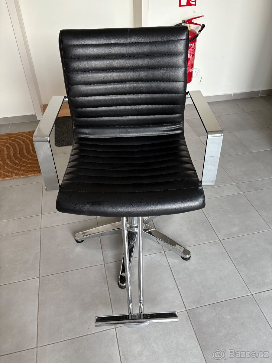 Kadeřnické hydraulické křeslo