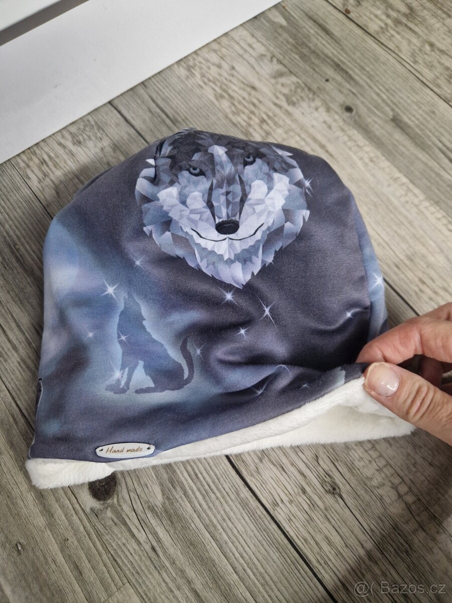 Zimni cepice s vlkem