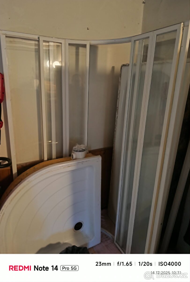 SPRCHOVÝ KOUT,VANA A TOALETA.