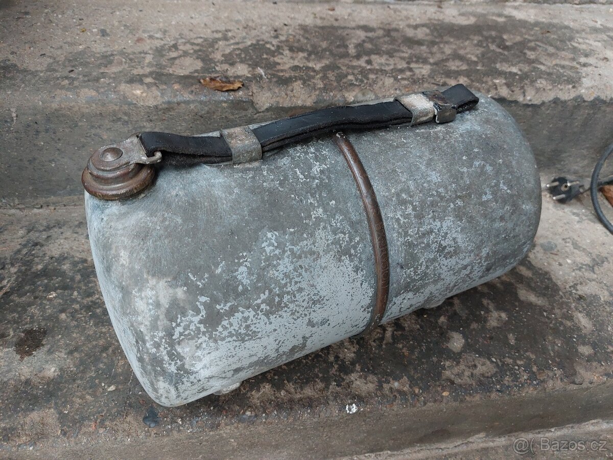 Starý kanystr na veterána 20-30.léta.