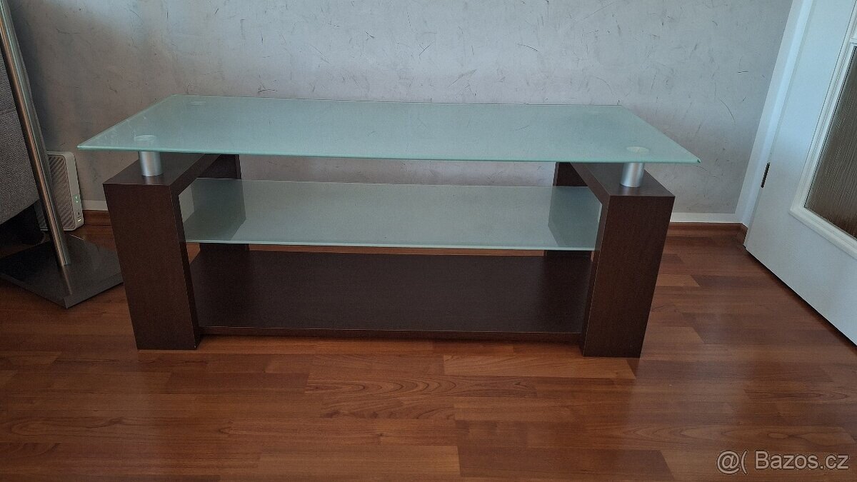 Konfereční stolek nebo pod televizi