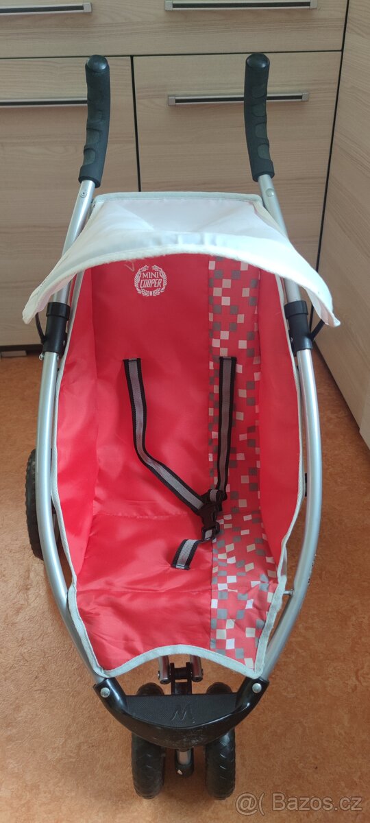 Kočárek pro panenky