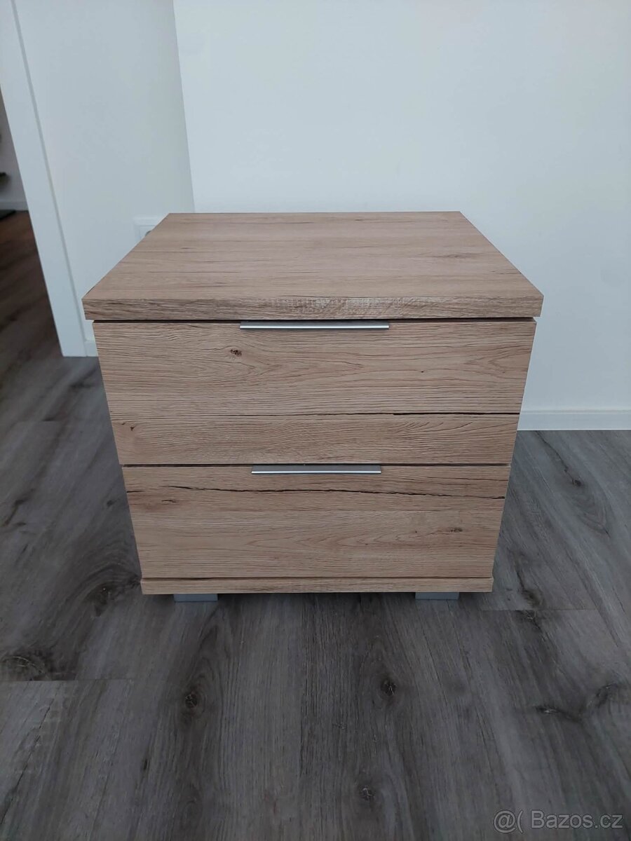 Větší noční stolek