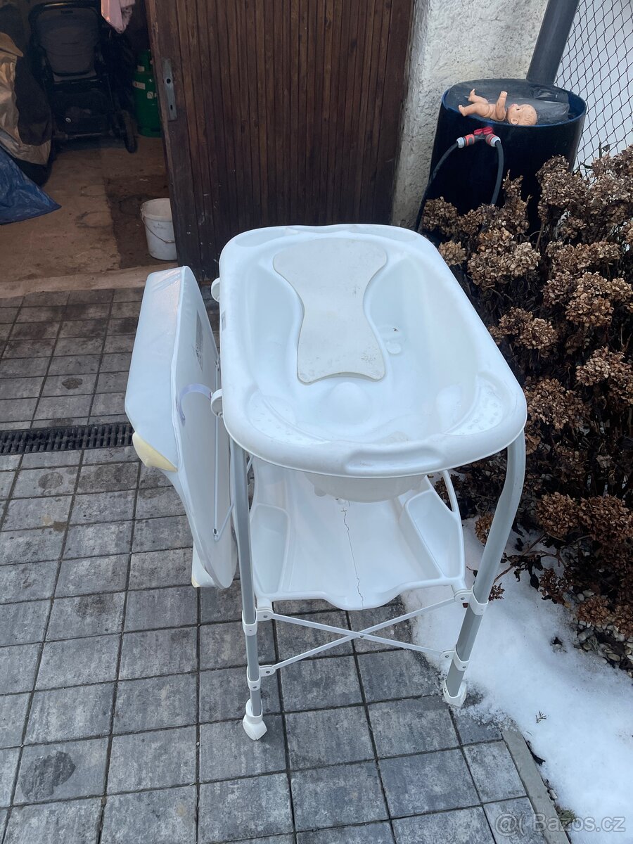 Koupací vanička s přebalovacím pultem