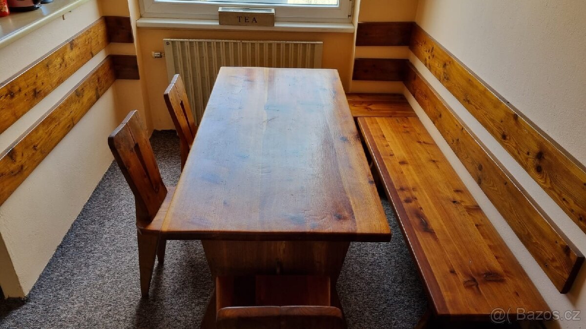 Starý masivní jídelní stůl s lavicí