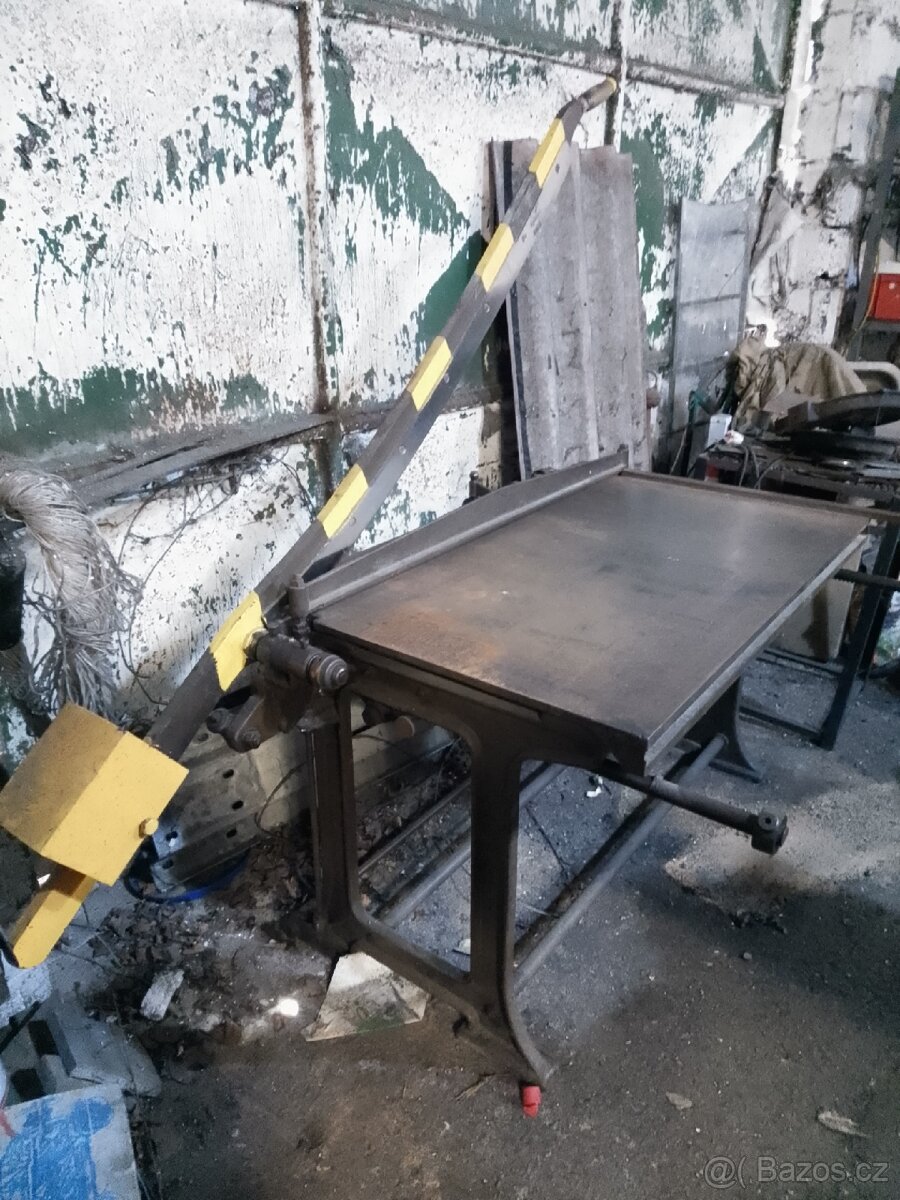 Tabulové litinové nůžky