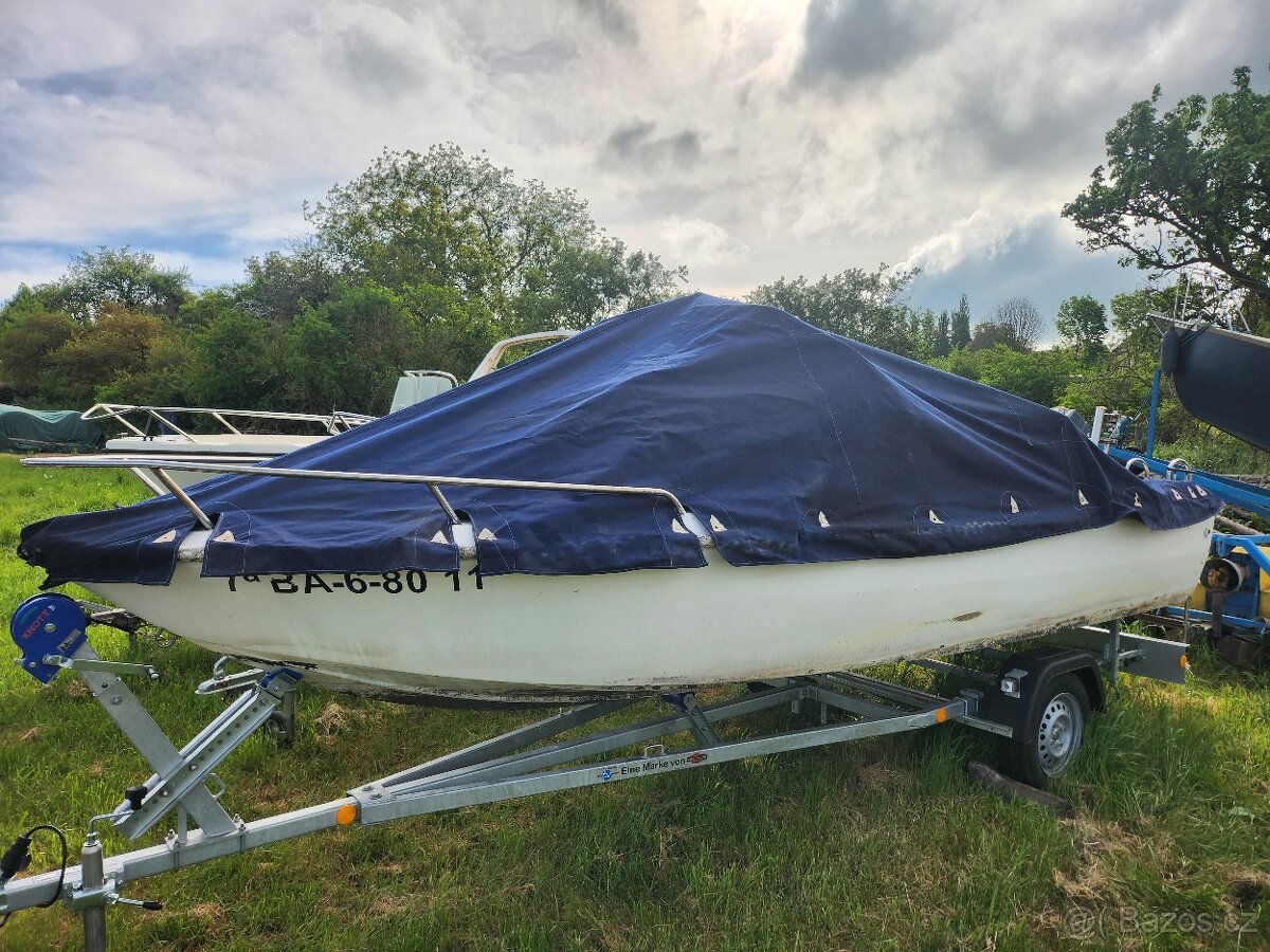 Kajutova lod 5x2m, plachta, motor 70hp, vlek